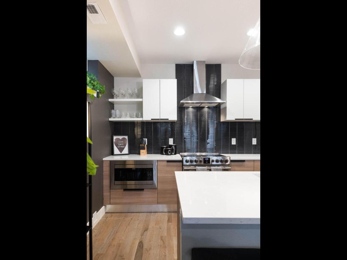 Stunning 3bd 3.5 Ba - 10 Min To Downtown! Garage! * DEN