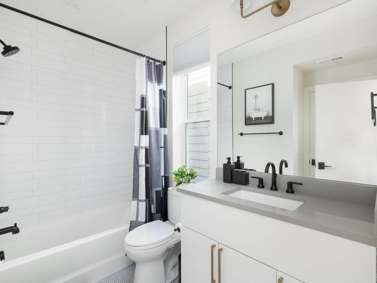 Stunning 3bd 3.5 Ba - 10 Min To Downtown! Garage! *