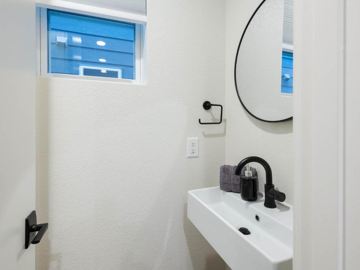 Stunning 3bd 3.5 Ba - 10 Min To Downtown! Garage! DEN