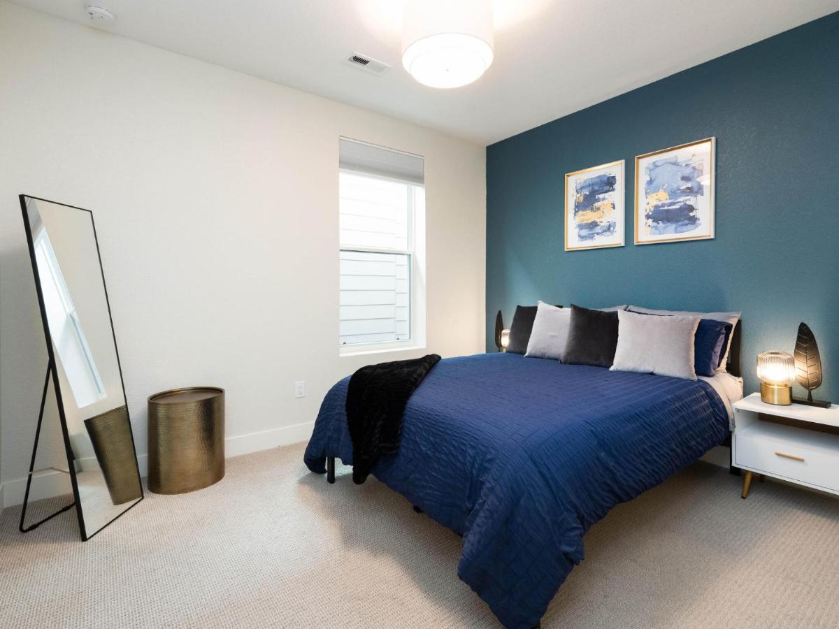 Stunning 3bd 3.5 Ba - 10 Min To Downtown! Garage! * DEN