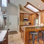 Mountain-View Vail Condo With Balcony And Gas Grill!