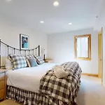Lion Square Lodge North 380
