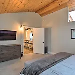 Modern Mountain Escape On Golf Course With Hot Tub!