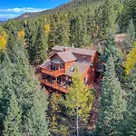 Expansive Mountain Retreat With Views Of Pikes Peak!