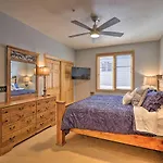 Mountainside Condo With Patio And Lake Access!