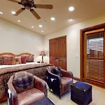 Lion Square Lodge East 307