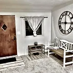 Newly Renovated Cozy Home Minutes From Broadmoor And Downtown