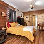 Wanderer Studio, An Off Grid Mountain Guest Studio With Fantastic Views