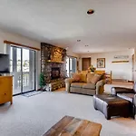 3 Bedroom Unit With Fireplace & Mountain Views Condo