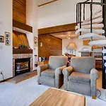 2 Bedroom Buttes Condo- Breathtaking Views Of Mountain Range Condo
