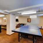 Cozy Top Floor Unit With Lots Of Windows Affordable & Steps From Main Street Pm8D