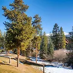 Cozy Top Floor Unit With Lots Of Windows Affordable & Steps From Main Street Pm8D
