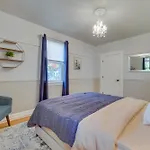 Charming Getaway, Walk To Windsor Lake And Downtown!