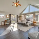 Charming Getaway, Walk To Windsor Lake And Downtown!