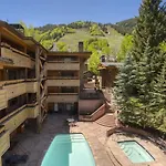 Fasching Haus Unit 10, Townhouse W/ Private Deck, Great Views, 2 Blocks To Downtown Aspen