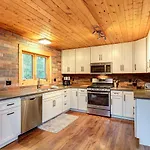 Gorgeous Updated Mountain Home Just Minutes From The Slopes, Private Hot Tub, Pool Table!
