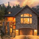 Warm And Luxurious, Spectacular Views, All En-Suites, Hot Tub, Shuffle Board, Arcade Machine!!