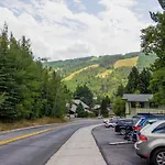 Modernized 2 Bedroom Minutes From Vail Resort