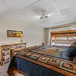 Lily Mountain Lodge - Amazing Mountains Views, Private Hot Tub, Great Location