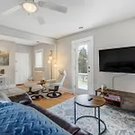 Downtown Getaway - Balcony - King Beds