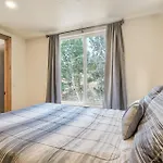 Pikes Peak Stunning Views! Hot Tub! Pet Friendly!