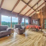 Pikes Peak Stunning Views! Hot Tub! Pet Friendly!