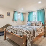 Pikes Peak Stunning Views! Hot Tub! Pet Friendly!