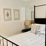Beautiful Modern In-Town Studio With Kitchenette
