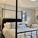 Beautiful Modern In-Town Studio With Kitchenette