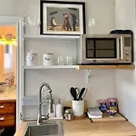 Beautiful Modern In-Town Studio With Kitchenette