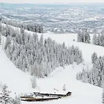 Aspen Ritz-Carlton 3 Bedroom Residence With Full Service Resort Amenities And True Ski In, Ski Out Access