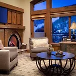 Luxury Hotel Room With King Bed In Lionshead Village