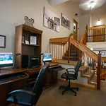 4 Pools And 10 Hot Tubs, Renovated Penthouse Condo, Ski Season Private Shuttle