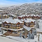 Outdoor Pools And Hot Tubs, Air Conditioning, Washer & Dryer In Unit, Ski Mountain Views
