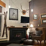 Ski In, Ski Out Cozy Creek Side Cabin W Front Yard