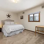 Pet Friendly, Wood Burning Fireplace, On Bus Route, Easy Walk To Main Street