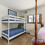Pet Friendly, Wood Burning Fireplace, On Bus Route, Easy Walk To Main Street