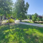Duplex In Quiet Family Neighborhood 1 Mi To Skiing