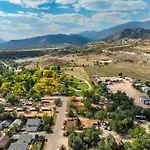 Red Rock Roost - Posh King Studio Hiking Trails
