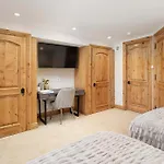 Central Ac, Updated 4 Bedroom 4-5 Ba Townhouse, Pool