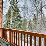 Cozy Avon Retreat With Private Deck And Pool Access!