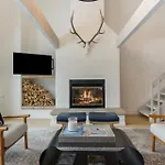 Novelle Chalet - Renovated, Chic Contemporary Home On Gore Creek With Hot Tub