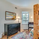 Warm And Welcoming Mtn-View Condo About 8 Mi To Ski