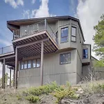 Panoramic Mountain-View Retreat With Hot Tub And Deck!