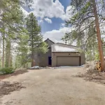 Panoramic Mountain-View Retreat With Hot Tub And Deck!
