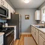 Mountainside Condo King Bed, Two Hot Tubs, Fireplace, Pool , On The Free Bus Route