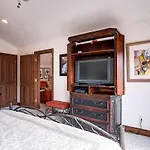 Three-Bedroom Highland Greens Townhome 36