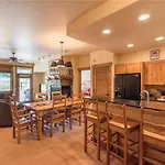 3101 Champagne Lodge, Trappeur\'S Crossing
