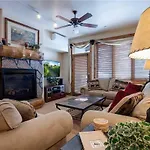 3101 Champagne Lodge, Trappeur\'S Crossing