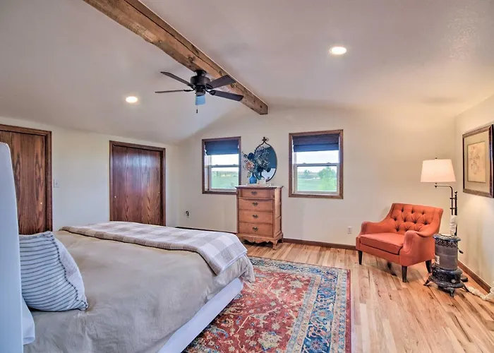 Lovely Barn Loft With Mountain Views On Horse Estate